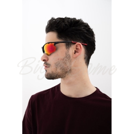 Очки солнцезащитные INVU Спортивные A2306F с чехлом 20063 цв. черный цв. ст. серый с оранжевым зеркальным покрытием фото 2