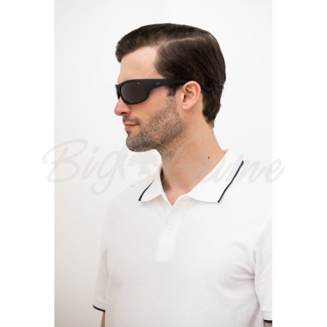 Очки солнцезащитные INVU Спортивные A2106N с чехлом 20063 цв. черный цв. ст. коричневый фото 2