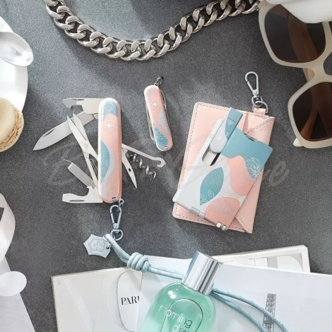 Швейцарский нож VICTORINOX Companion Paris Style 16 функций цв. Розовый (в подарочной уп.) фото 2 Швейцарский нож VICTORINOX Companion Paris Style 16 функций цв. Розовый (в подарочной уп.) фото 2