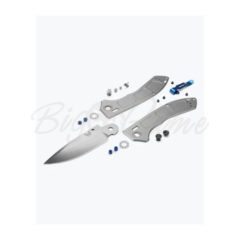 Нож складной BENCHMADE Narrows Gray Titanium цв. Silver / Blue фото 2