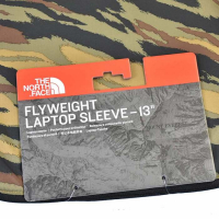 Чехол для электроники THE NORTH FACE Flyweight Laptop Sleeve 13'' цвет Britsh Khaki Tiger Camo Print\ Black превью 3